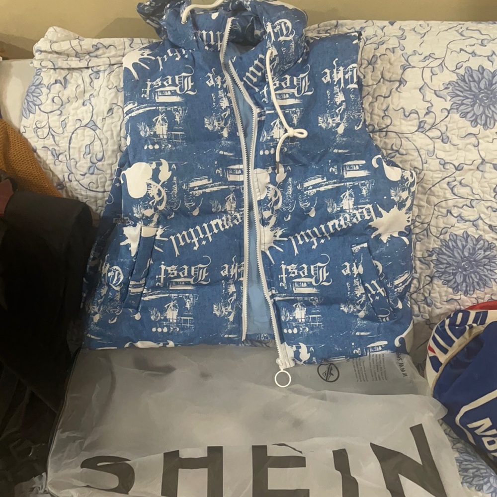 SHEIN Letter & Figure Graphic Drawstring Hooded Zipper Vest Puffer Coat